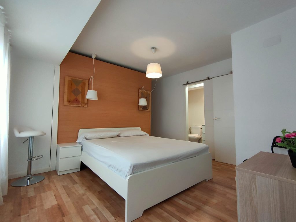 Slaapkamer met tweepersoonsbed Apartments Valencia